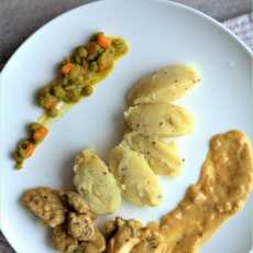 Przepis na Kurczak w sosie z masła orzechowego, puree ziemniaczane z musztardą francuską i marchewka z groszkiem 