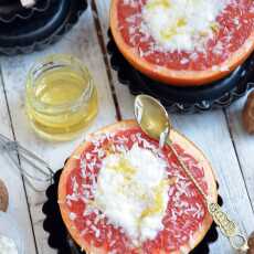 Przepis na Pieczony grejpfrut z miodem, kokosem i jogurtem