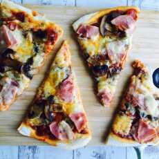 Przepis na Pizza z szynką i pieczarkami