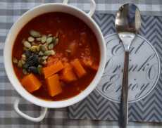 Przepis na Gęsta zupa z dyni, pomidorów i czerwonej soczewicy