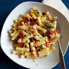 Przepis na Z cyklu dobry pomysł na makaron: sycylijskie kapary, wędzony łosoś, suszone pomidory 