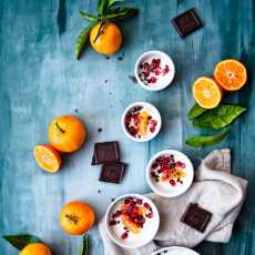 Przepis na Zimowy deser jogurtowy z mandarynek i granatu