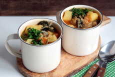 Przepis na Zimowa zupa z jarmużem, ziemniakami i quinoa