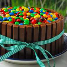 Przepis na Czekoladowy tort z KitKat i M&M's