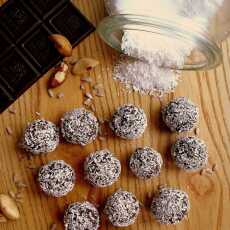 Przepis na Zdrowe trufle z kakao, daktylami i kokosem / Chocolate Coconut Date Balls