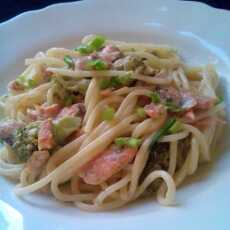 Przepis na Spaghetti z łososiem i brokułem