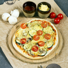Przepis na Pizza o kalafiorowym spodzie z cukinią i pieczarkami.