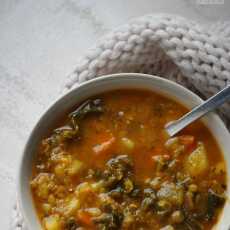 Przepis na Zimowa zupa jarzynowa z jarmużem i wędzoną papryką