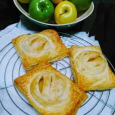 Przepis na Kieszonki z ciasta francuskiego z karmelizowanymi jabłkami