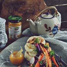 Przepis na Śniadaniowe proziaki z glazurowanymi warzywami, sałatą z jarmużu i dressingiem rokitnikowym.