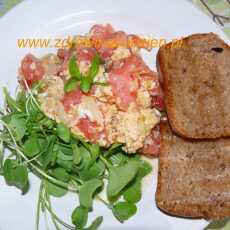 Przepis na Jajecznica z pomidorami i listkami rzodkiewki