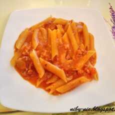 Przepis na Pomidorowy makaron z szynką i chorizo