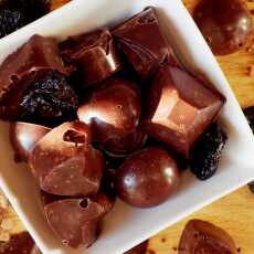 Przepis na Domowe czekoladki z czerwoną quinoą i wędzoną śliwką (bez glutenu, bez laktozy, wegańskie)