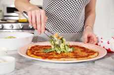 Przepis na Galentine’s Day: Caesar Salad Pepperoni Pizza