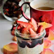 Przepis na Śniadanie na wynos. Granola z jogurtem z nasionami chia, owocami i musem. 