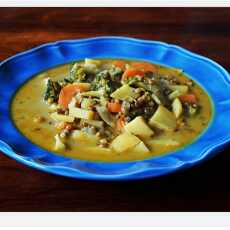 Przepis na Zupa z brokułem, ziemniakami, soczewicą i mlekiem kokosowym