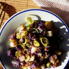 Przepis na Sałatka z ziemniaków truflowych z czerwoną quinoą, ogórkiem kiszonym i porem