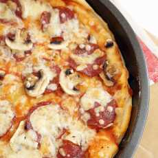 Przepis na Pizza peperoni z pieczarkami