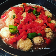 Przepis na Kuleczki z kurczaka w sosie porowo - pomidorowym