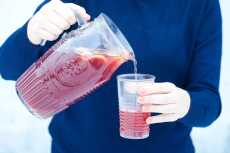 Przepis na Zimowy napój z czystkiem, imbirem i sokiem malinowym