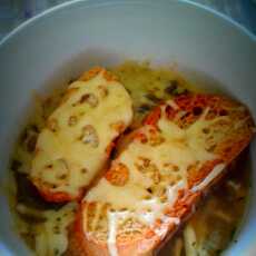 Przepis na French Onion Soup with cheese tost, Francuska zupa cebulowa z serową grzanką :)