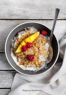 Przepis na Brązowy ryż z mango, malinami i śmietanką kokosową