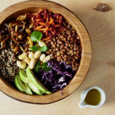 Przepis na Quinoa bowl z dressingiem z marakui