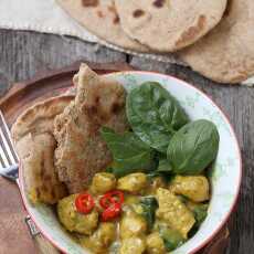 Przepis na Pyszny kurczak w sosie curry z pełnoziarnistymi chlebkami naan
