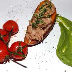 Przepis na Pieczony batat z tuńczykiem z purée z groszku i pomidorkami