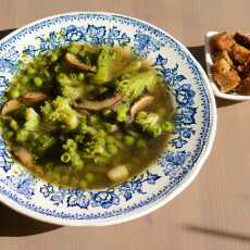 Przepis na Zupa z zielonego groszku, z pieczarkami i brokułem