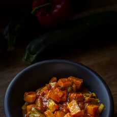 Przepis na Boczniaki i bataty w ostrym sosie pomidorowym