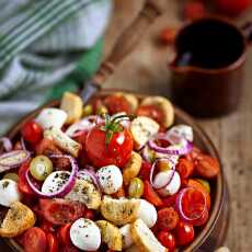 Przepis na Soczysta sałatka z mozzarellą, pomidorami i chrupiącymi grzankami