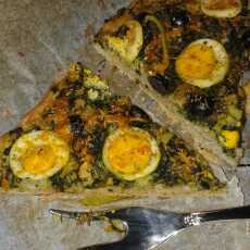 Przepis na Pizza szpinakowa z jajkiem i czarnymi oliwkami