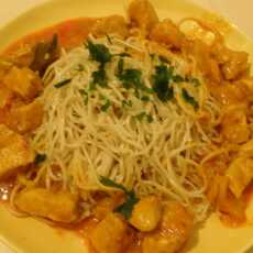 Przepis na Indyk w zielonym curry ze smażonym makaronem chińskim