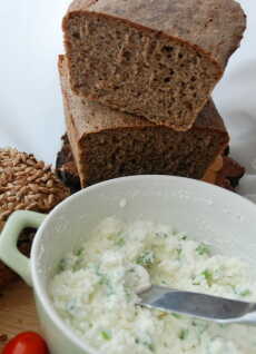 Przepis na Chleb żytni pełnoziarnisty na zakwasie z mielonym siemieniem lnianym