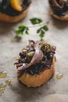 Przepis na Kanapeczki z karmelizowaną cebulą, anchois i kaparami