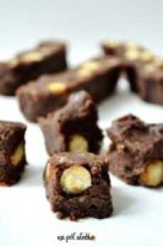 Przepis na Domowa czekolada z orzechami słodzona daktylami