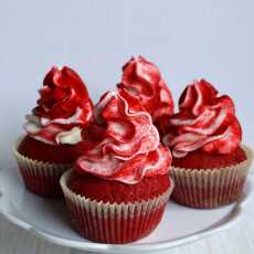 Przepis na Red velvet cupcakes - waniliowe czerwone babeczki z delikatnym kremem!