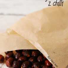 Przepis na Prażone orzechy laskowe z chilli