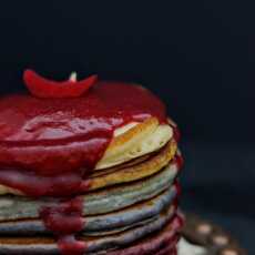 Przepis na Malinowe ombre pancakes z sosem różanym