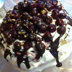 Przepis na Tort bezowy z bitą śmietaną i mascarpone, wiśniami i polewą czekoladową (Tort Pavlova)