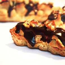 Przepis na Eklery polane czekoladą z kawałkami karmelizowanych orzechów