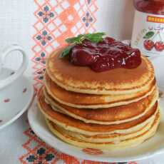 Przepis na Pancakes jogurtowe z dżemem wiśniowym. Błyskawiczne placuszki jogurtowe.