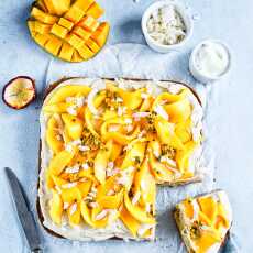 Przepis na Bardzo proste ciasto migdałowe z kremem chałwowym i mango