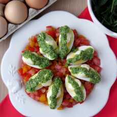 Przepis na Jajka z domowym majonezem i pesto z rukoli z olejem rzepakowym na salsie z pomidora i papryki