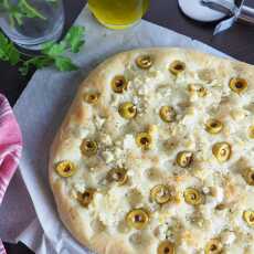 Przepis na Focaccia z serem feta i oliwkami