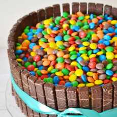 Przepis na Tort z cukierkami i kremem czekoladowo-truskawkowym otoczony wafelkami w czekoladzie