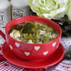 Przepis na Zupa warzywna z brokułami mielonym mięsem i ryżem