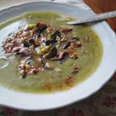 Przepis na Zupa krem z brokuła podana z duszonymi pieczarkami i prażonymi orzechami włoskimi