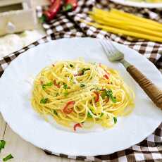 Przepis na SPAGHETTI AGLIO, OLIO E PEPERONCINO - SPAGHETTI Z CZOSNKIEM, OLIWĄ I CHILI